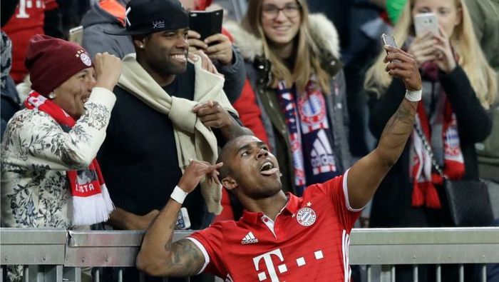 Douglas Costa se toma una selfie con aficionados después de anotar con el Bayern | AP