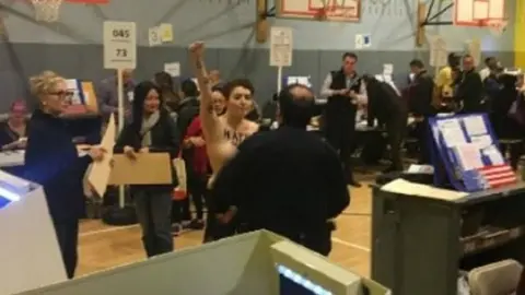 Mujeres protestan en topless contra Donald Trump