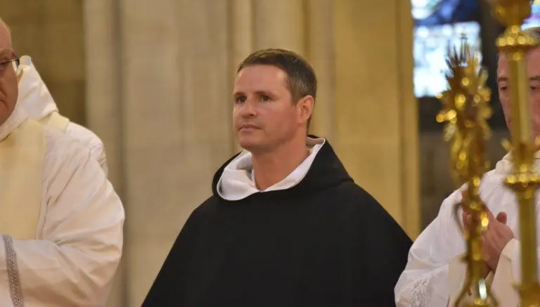 Exjugador del Manchester United será sacerdote