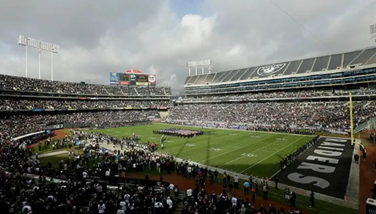 Oakland lanza proyecto para mantener a Raiders