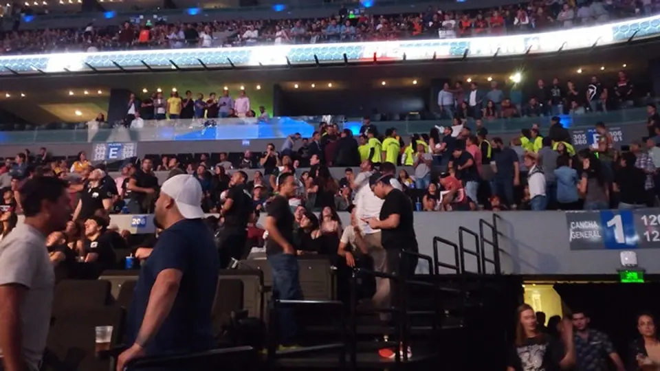 Mujer 'confunde' al Canelo en UFC y se calientan los ánimos en gradas