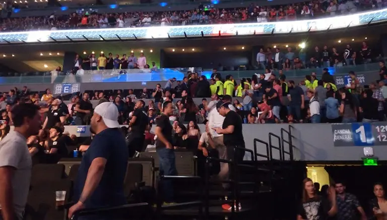 Mujer 'confunde' al Canelo en UFC y se calientan los ánimos en gradas