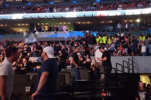 Mujer 'confunde' al Canelo en UFC y se calientan los ánimos en gradas