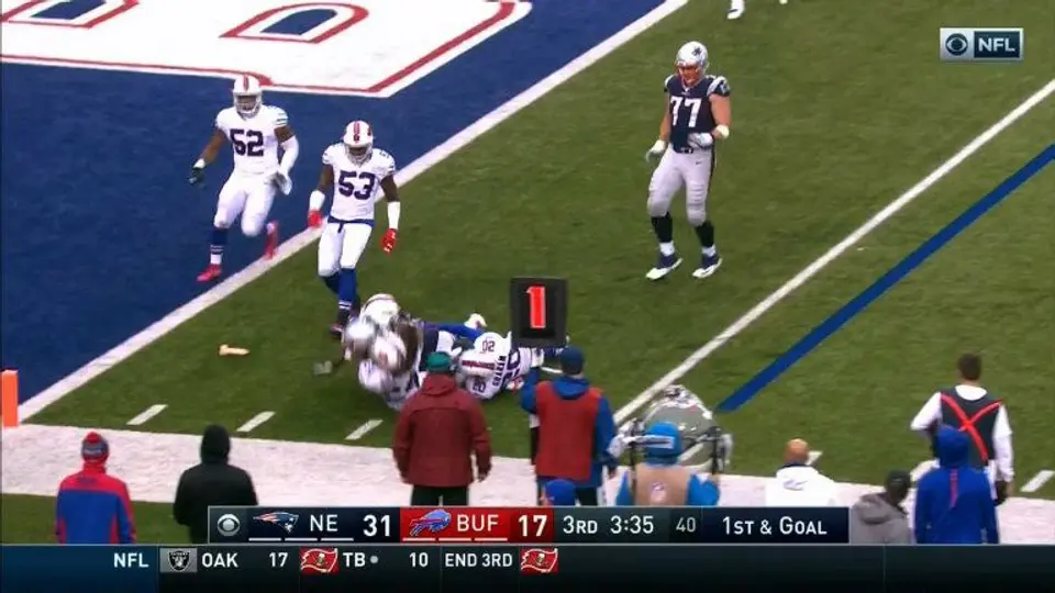 Juguete sexual cae a la cancha durante partido de Patriots