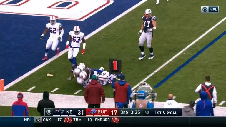 Juguete sexual cae a la cancha durante partido de Patriots