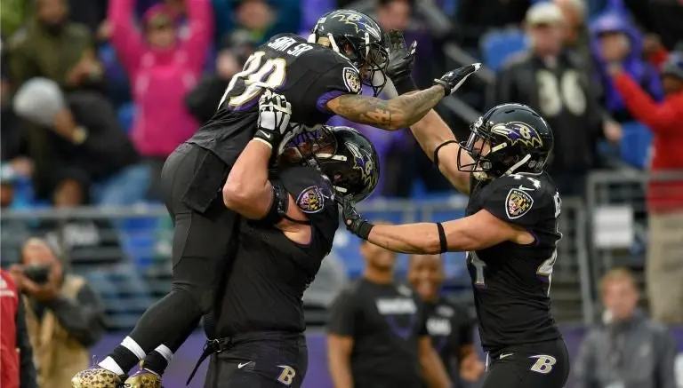Steve Smith celebra un touchdown con Marshal Yanda y Kyle Juszczyk | AP