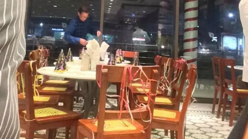 Hombre es plantado y festeja su cumpleaños con extraños