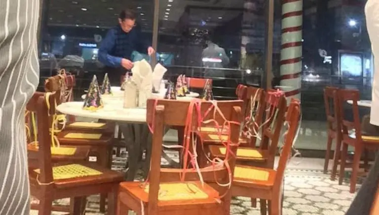 Hombre es plantado y festeja su cumpleaños con extraños