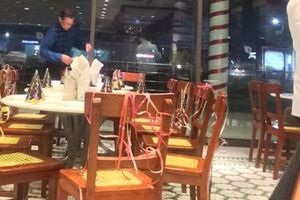 Hombre es plantado y festeja su cumpleaños con extraños