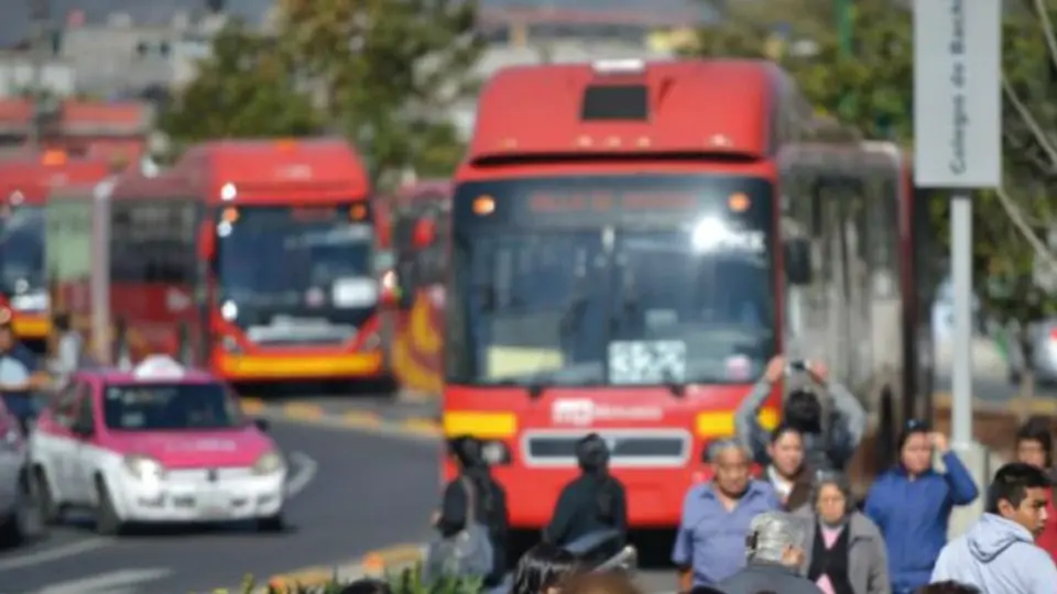 Camión del Metrobús, incendiado en CU