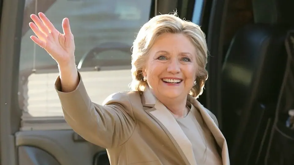 Hillary Clinton anima a votar con el 'Maniquí Challenge'