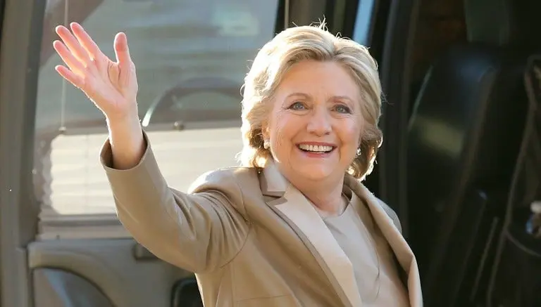 Hillary Clinton anima a votar con el 'Maniquí Challenge'