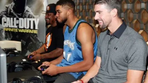 Phelps reconoce a gamers y los llama 'Compañeros atletas'