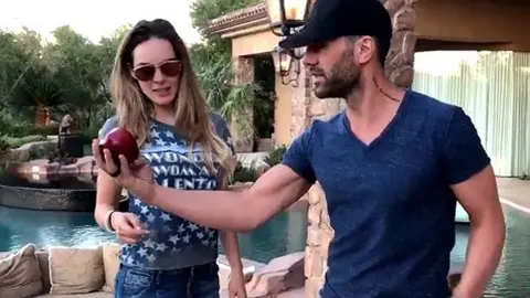 Belinda por fin rompió una manzana con la frente