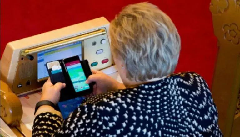 Ministra de Noruega juega Pokémon Go en Parlamento