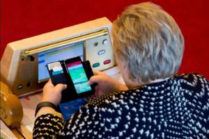 Ministra de Noruega juega Pokémon Go en Parlamento