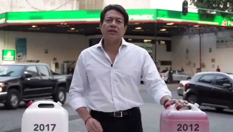 Mario Delgado pone en evidencia alza de la gasolina