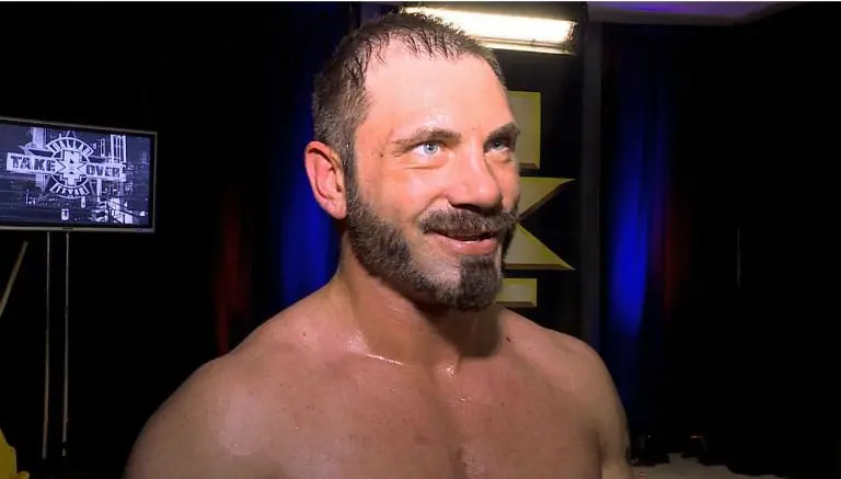 Luchador de NXT recibe patada que le desfigura el rostro