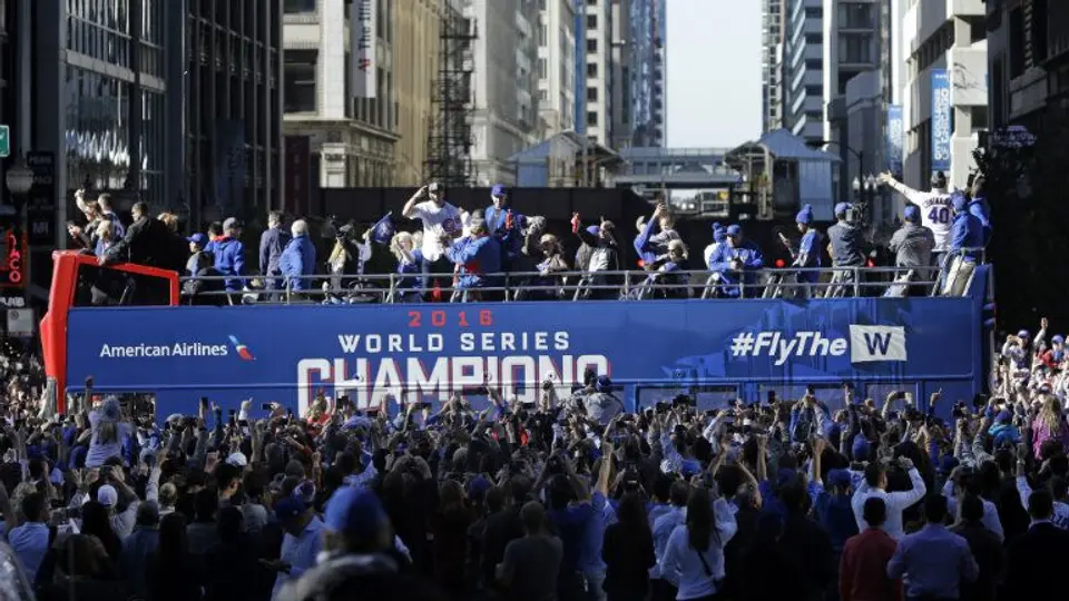 Fans de Cubs inundan Chicago tras 108 años de sequía