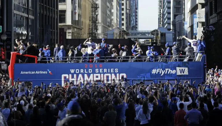 Fans de Cubs inundan Chicago tras 108 años de sequía
