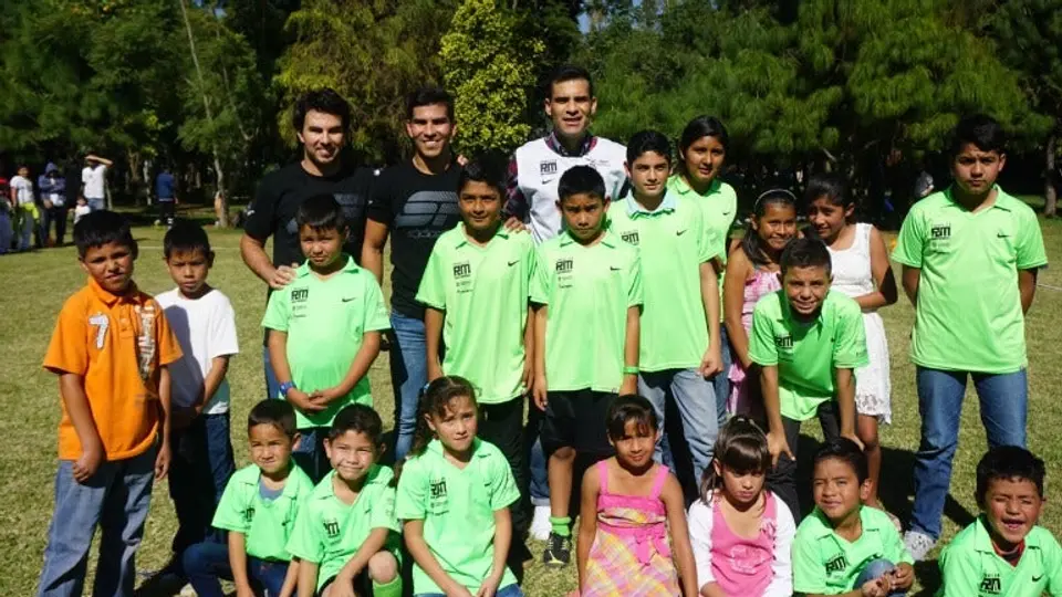 Márquez y Checo realizan posada navideña para sus fundaciones