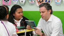 Nuño visita a niña que lo corrigió y le regala un libro