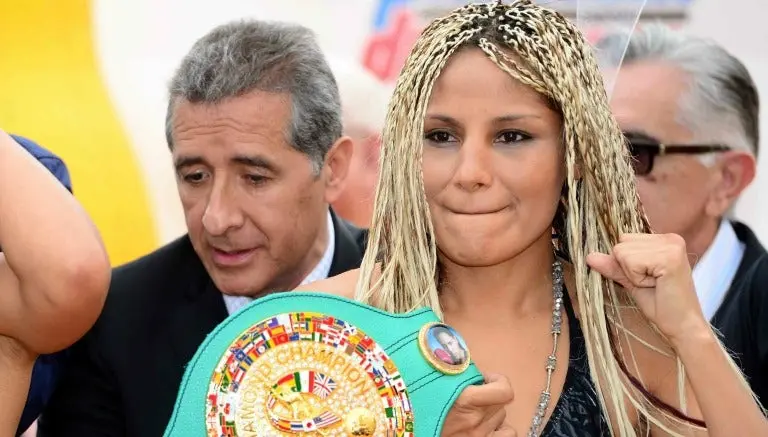Barby Juárez, nueva monarca peso gallo del CMB
