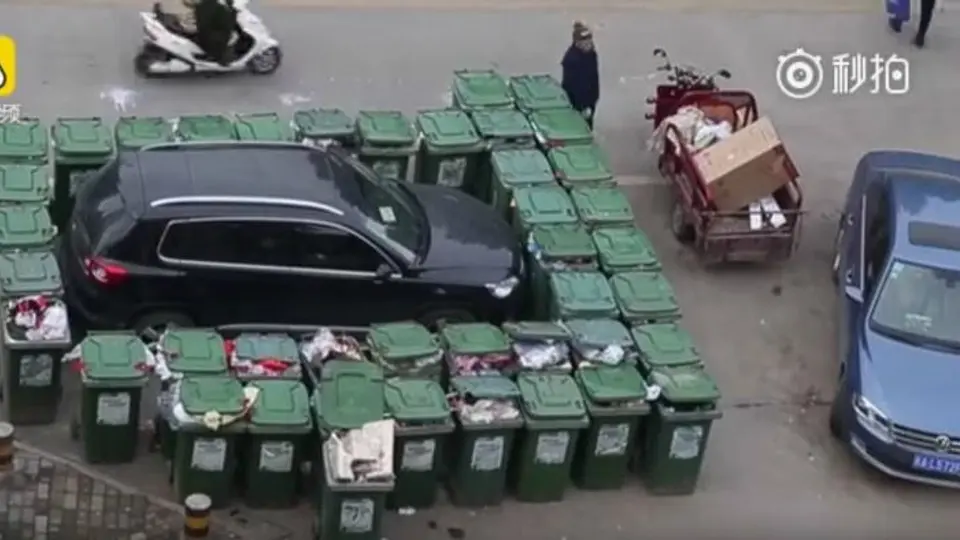 Barrendero se venga de conductor estacionado en lugar prohibido