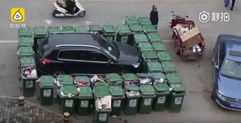 Barrendero se venga de conductor estacionado en lugar prohibido