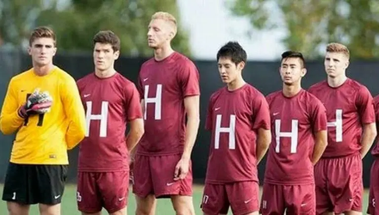 Harvard suspende a equipo varonil de futbol por 'lista sexista'