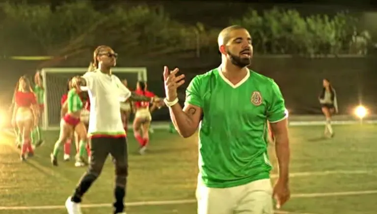 Drake se pone la playera del Tri en sensual video