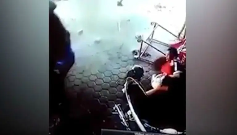 Padre salva a sus hijos con sorprendente movimiento ninja