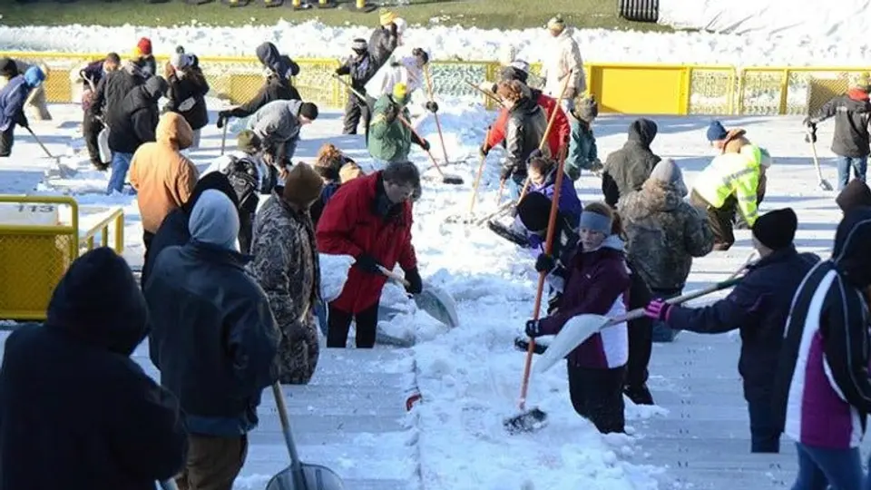 Fans de Packers limpian Lambeau Field tras fuerte nevada
