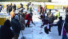 Fans de Packers limpian Lambeau Field tras fuerte nevada