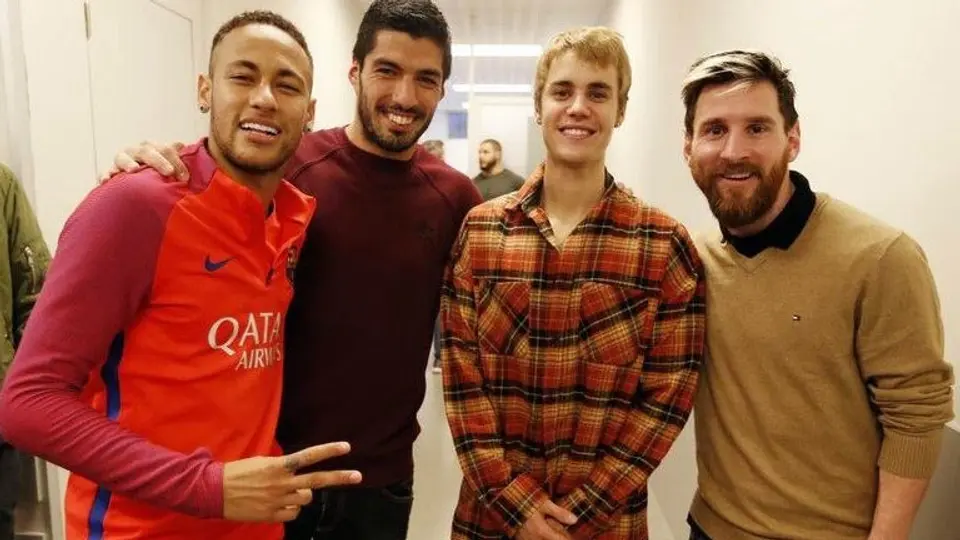 Bieber muestra dotes de futbolista con jugadores del Barça