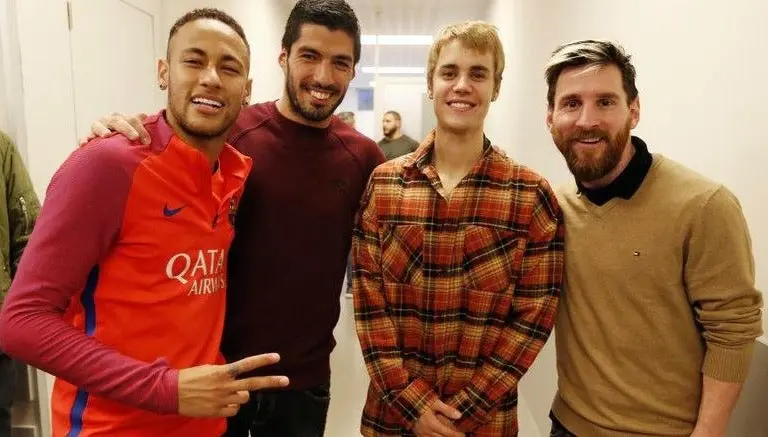 Bieber muestra dotes de futbolista con jugadores del Barça