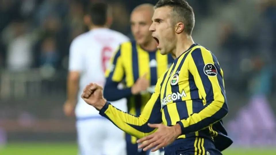 Robin Van Persie sufre escalofriante lesión en un ojo