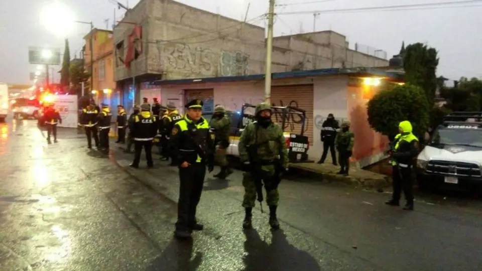 Mujer se escapa de secuestradores mientras dormían