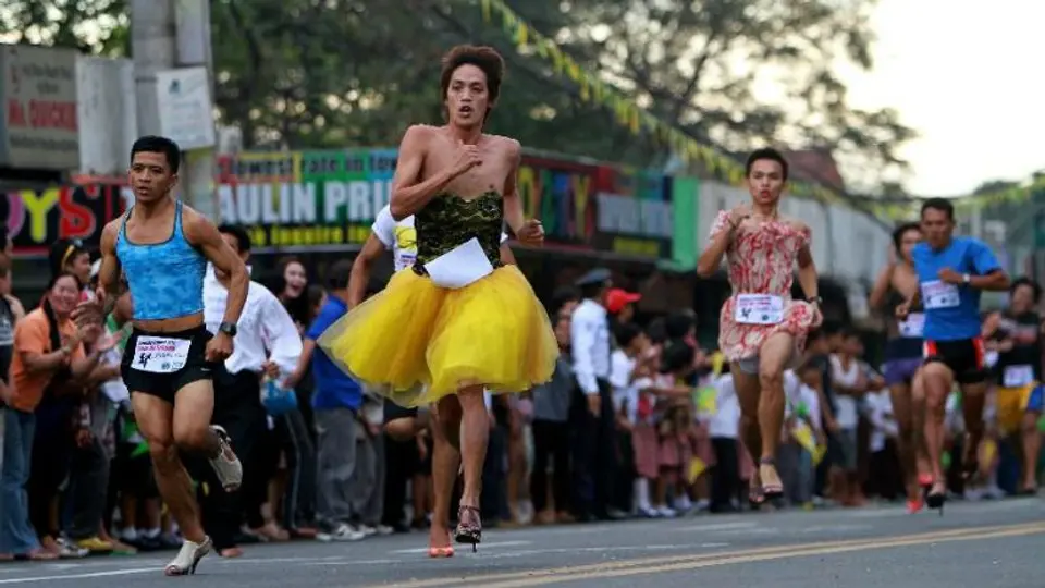Hombres participan en carrera de tacones en Filipinas