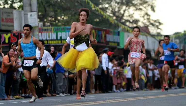 Hombres participan en carrera de tacones en Filipinas