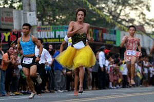 Hombres participan en carrera de tacones en Filipinas