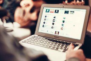 Adolescente se gana la vida con noticias falsas