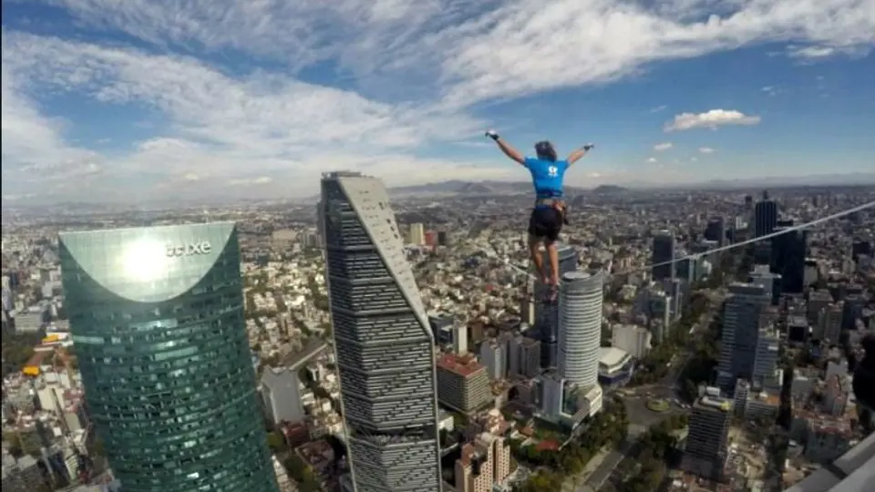 Hombre cruza cuerda floja a 246m de altura en CDMX