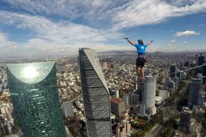 Hombre cruza cuerda floja a 246m de altura en CDMX