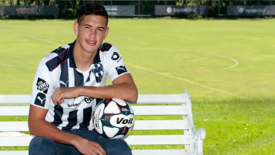 César Montes, la joya rayada que brilla en los Clásicos