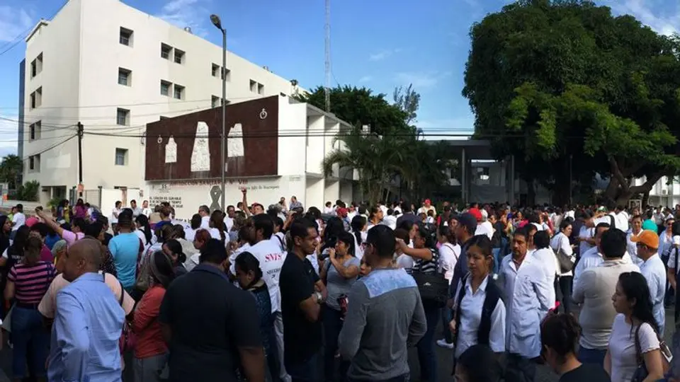 Hospitales en Veracruz 'colapsan' por paro de labores