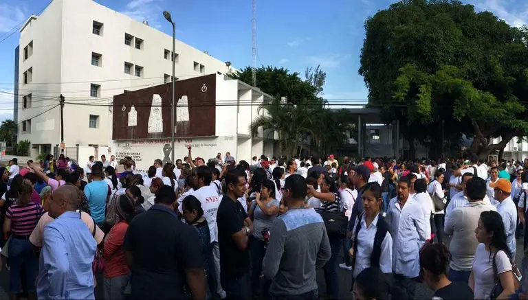 Hospitales en Veracruz 'colapsan' por paro de labores