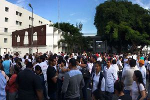 Hospitales en Veracruz 'colapsan' por paro de labores