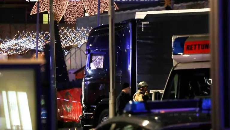 Camión embiste mercado navideño en Berlín y deja 12 muertos
