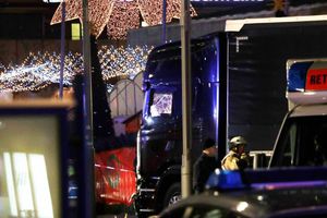 Camión embiste mercado navideño en Berlín y deja 12 muertos